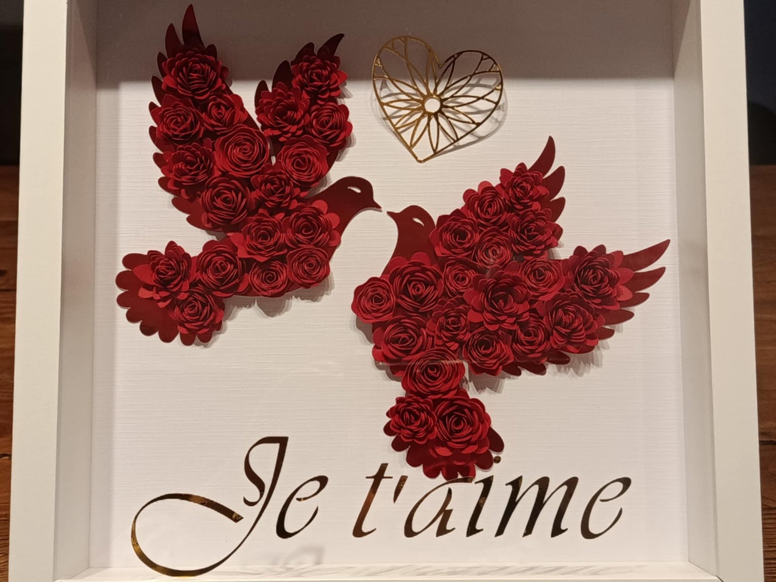 Cadre avec silhouette de deux colombes sublimées par des fleurs en papier roulées à la main - L'atelier de Tatoune