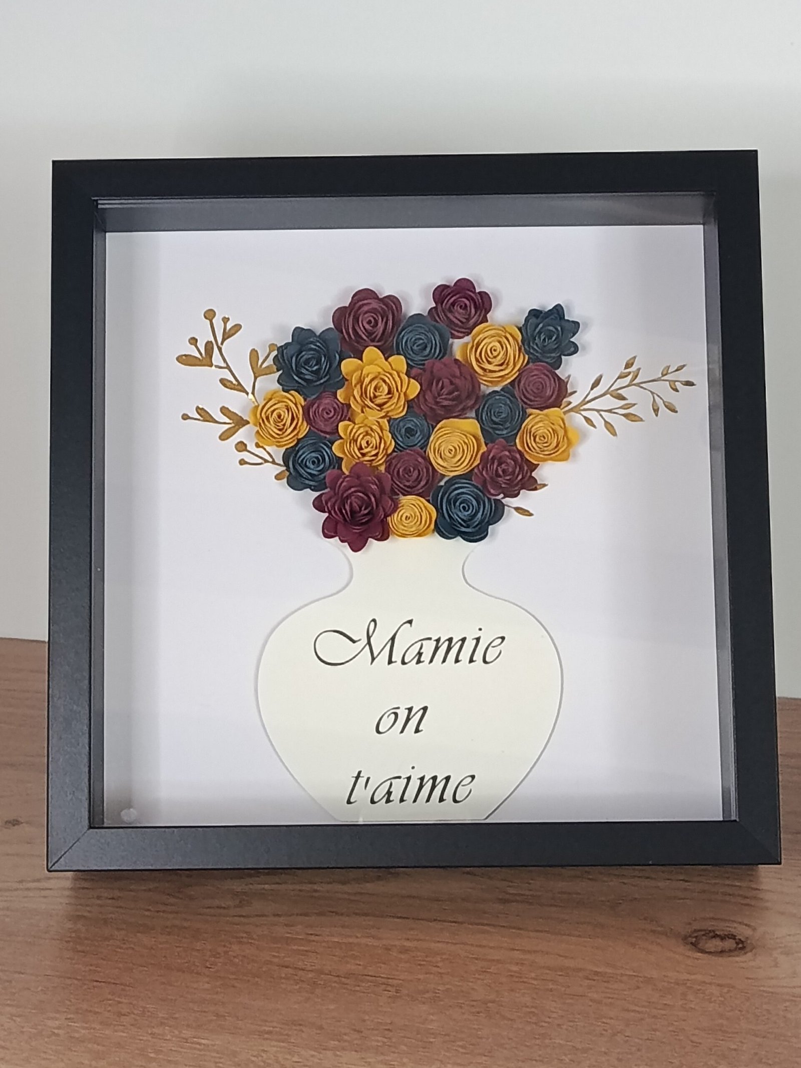 Cadre composé d'un vase et son bouquet de fleurs roulées à la main - L'atelier de Tatoune