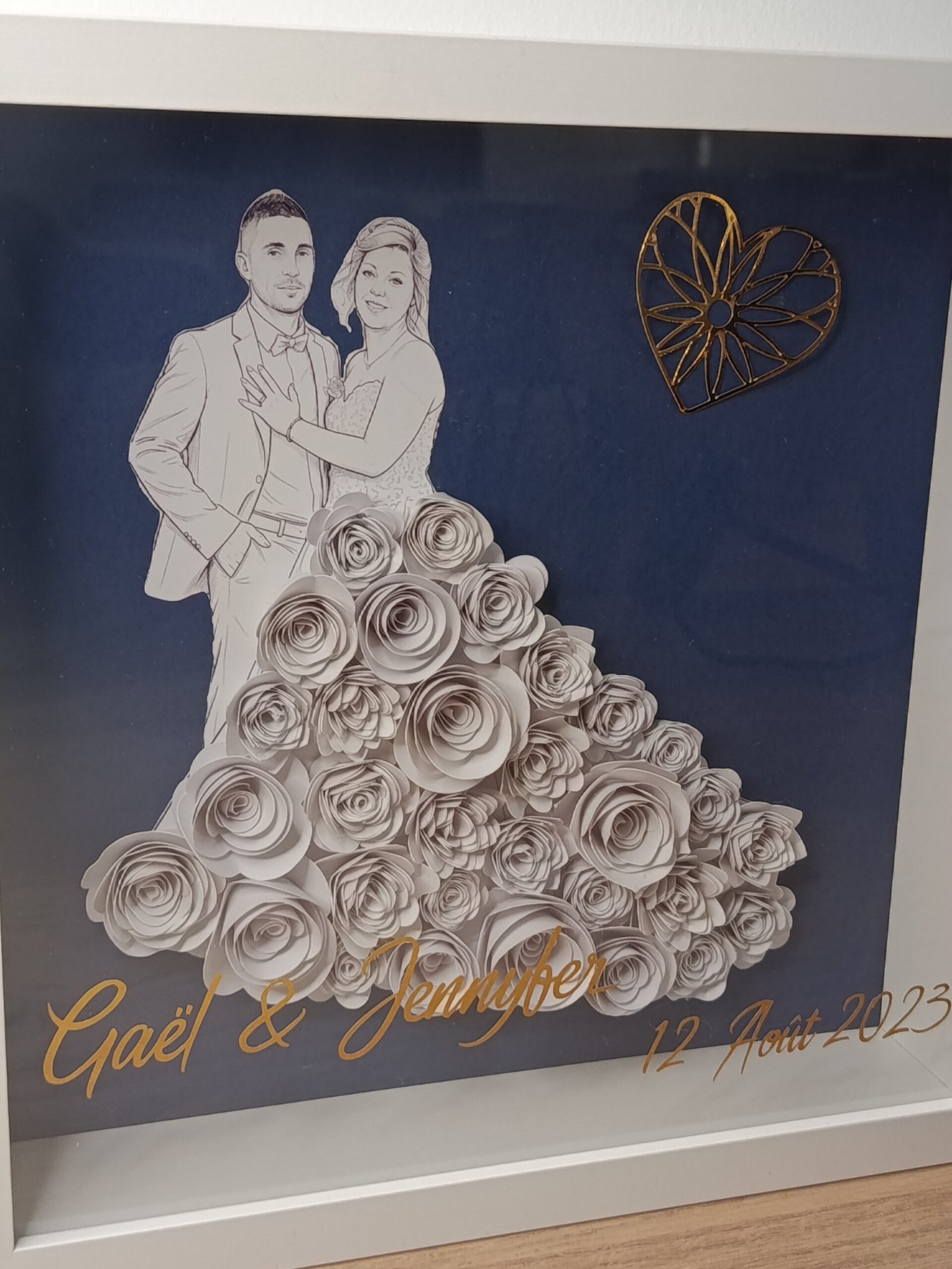 Cadre avec photo de mariage en Line Art recouverte de fleurs roulées à la main - L'atelier de Tatoune