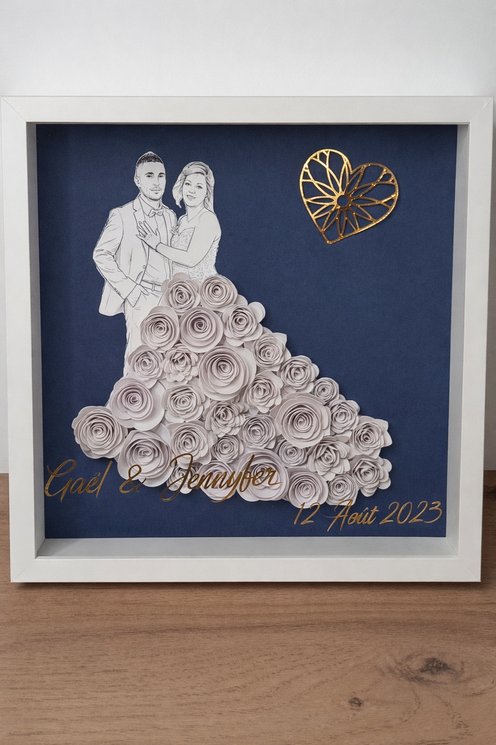 Cadre avec photo de mariage en Line Art recouverte de fleurs roulées à la main - L'atelier de Tatoune