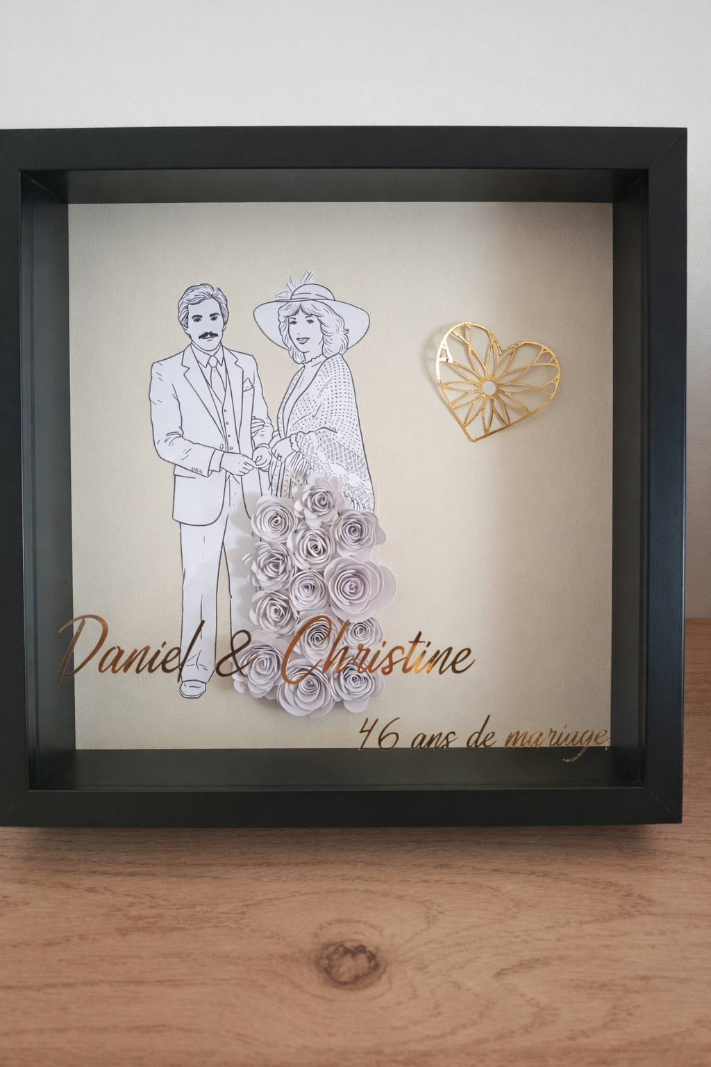 Cadre avec photo de mariage en Line Art recouverte de fleurs roulées à la main - L'atelier de Tatoune