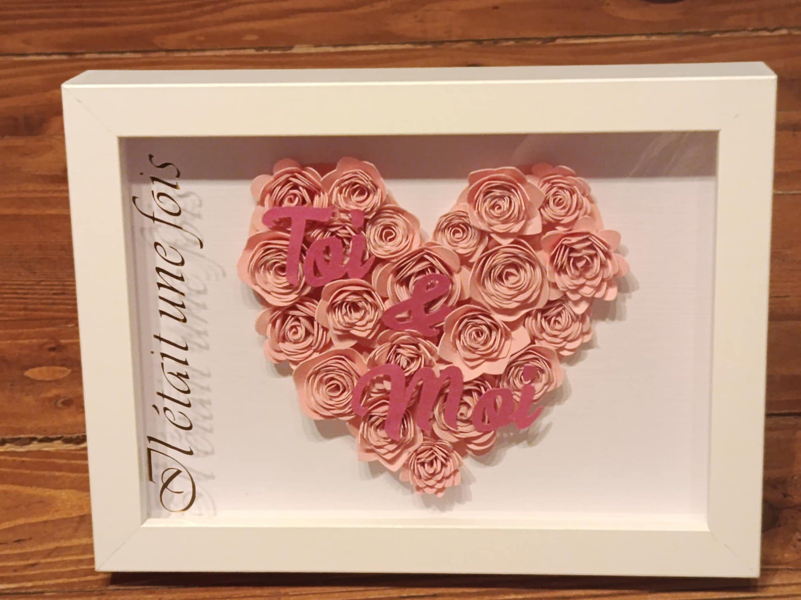 Cadre avec forme d'un coeur et texte personnalisé - L'atelier de Tatoune