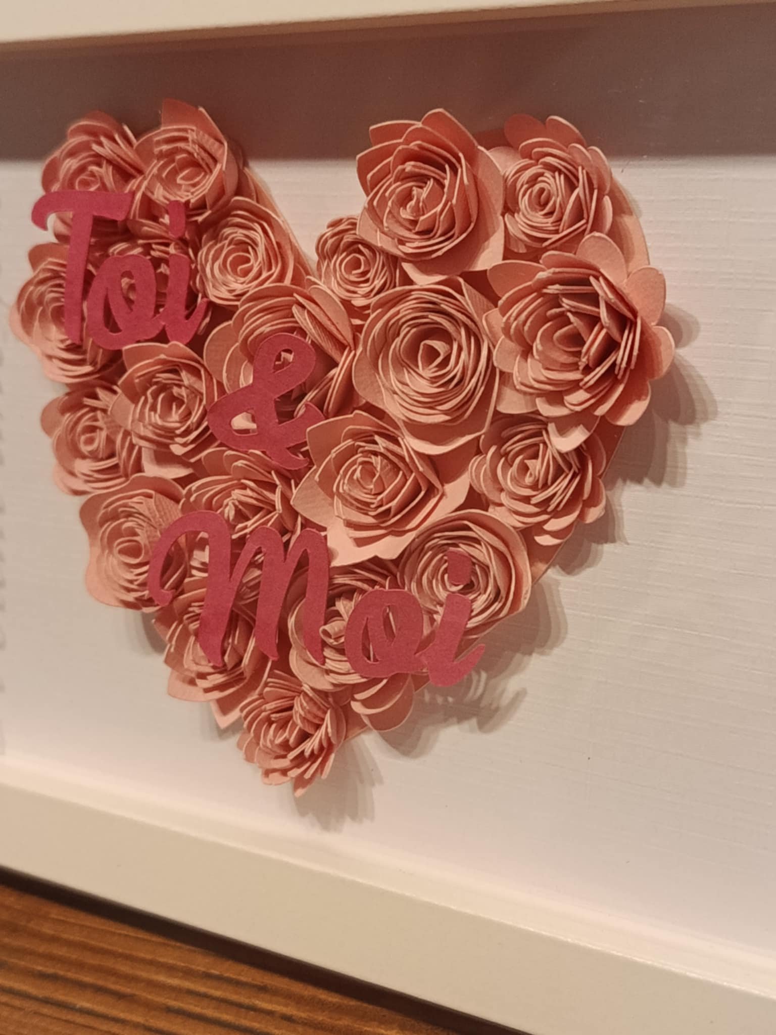 Cadre avec forme d'un coeur et texte personnalisé - L'atelier de Tatoune