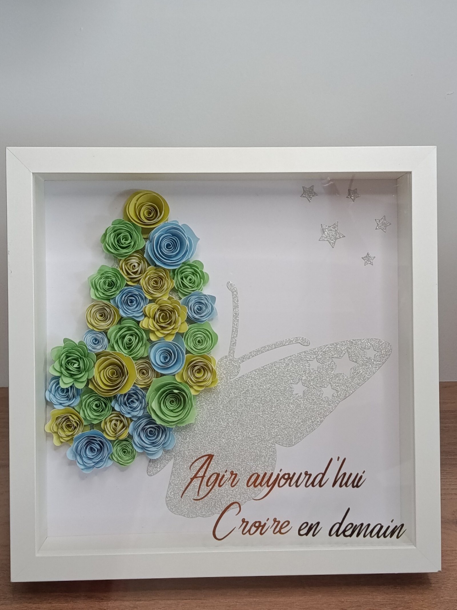 Cadre Envol de papillon avec une aile recouverte de fleurs en papier roulées à la main - L'atelier de Tatoune