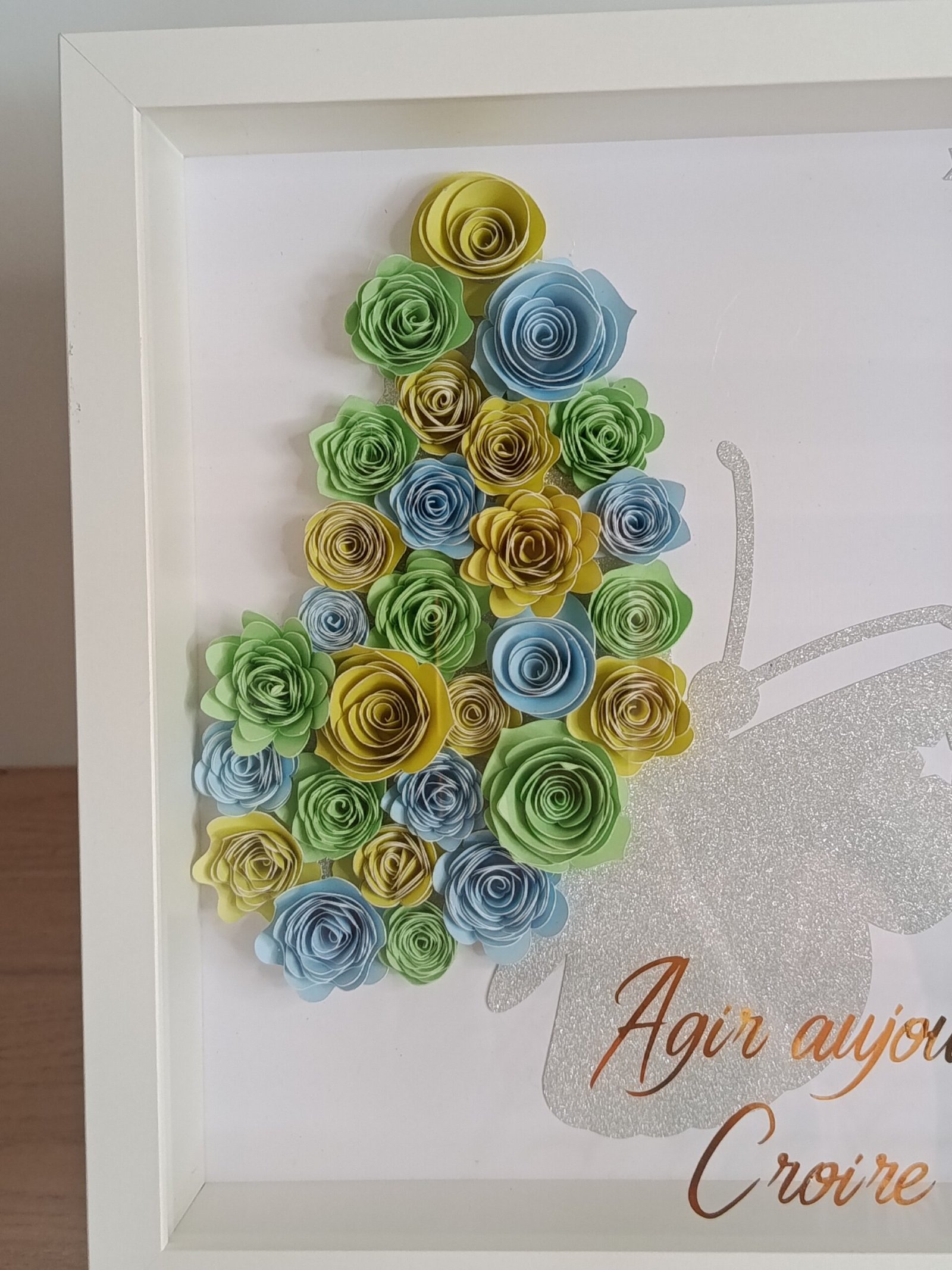 Cadre Envol de papillon avec une aile recouverte de fleurs en papier roulées à la main - L'atelier de Tatoune