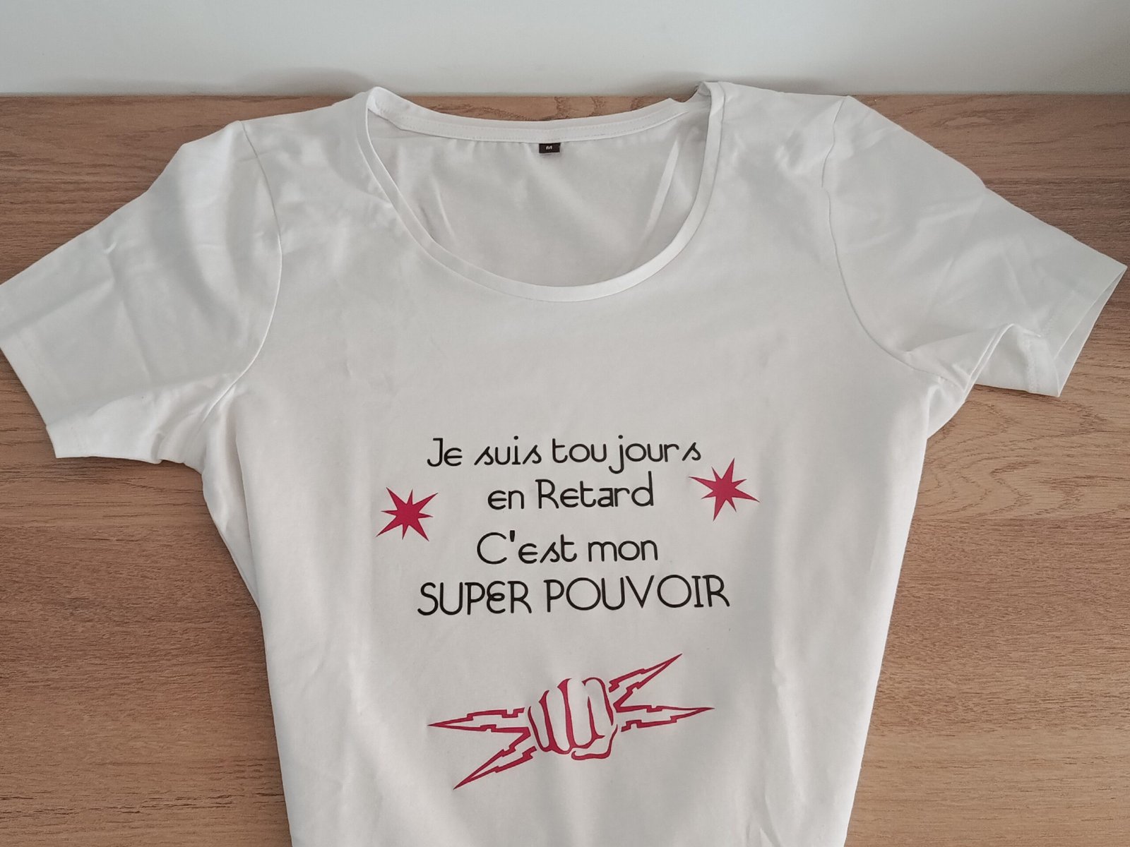 Tee-shirt blanc personnalisé avec motif et texte - L'atelier de Tatoune