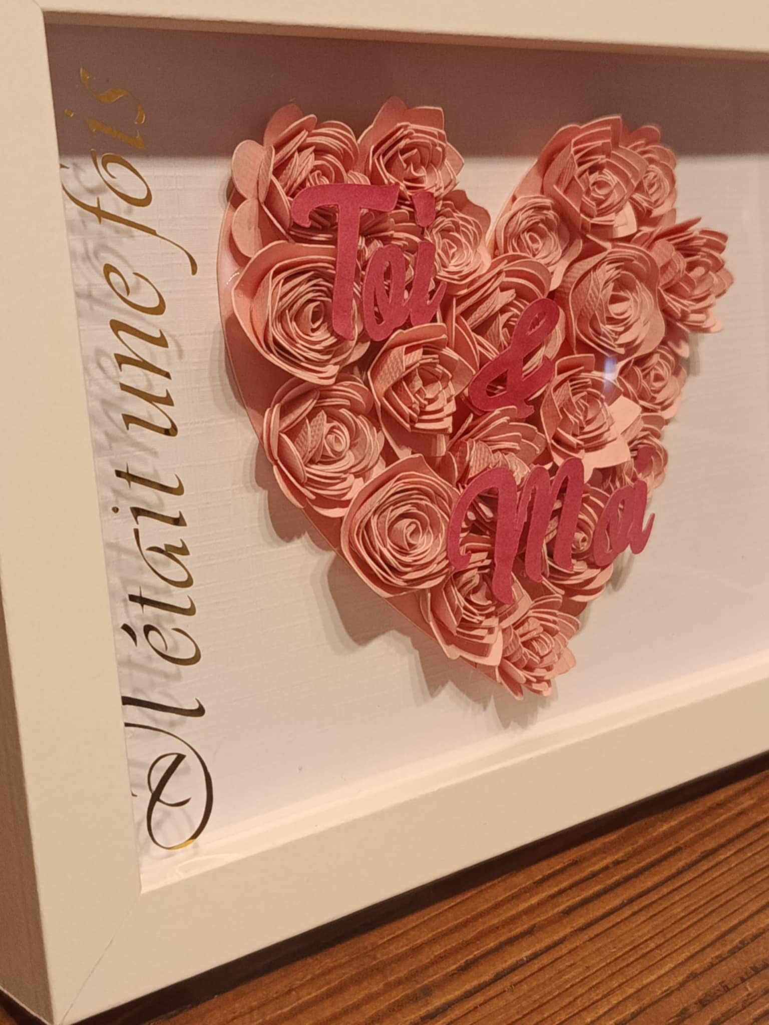 Cadre avec forme d'un coeur et texte personnalisé - L'atelier de Tatoune