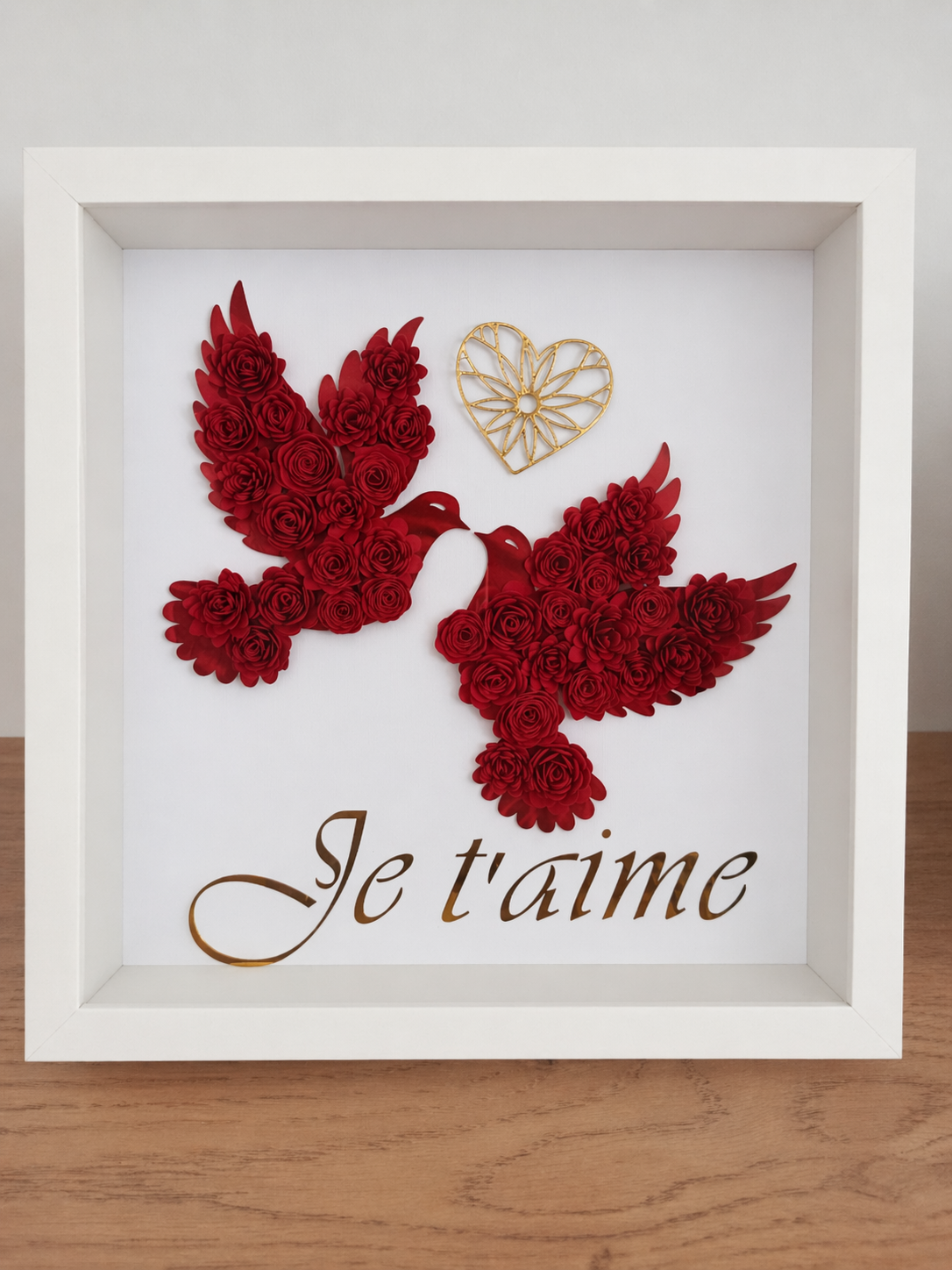 Cadre avec silhouette de deux colombes sublimées par des fleurs en papier roulées à la main - L'atelier de Tatoune