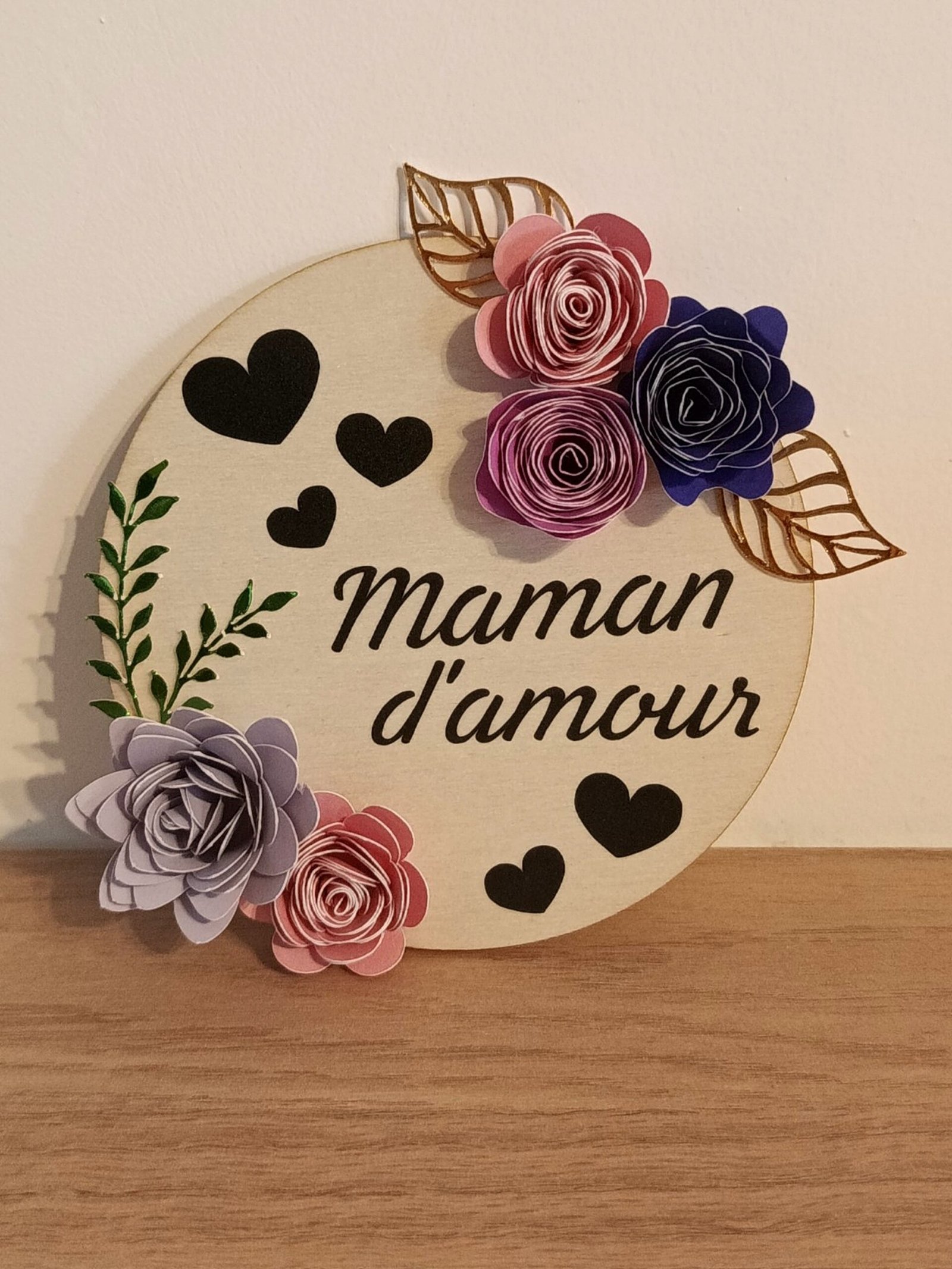 Magnet en bois avec personnalisation et fleurs roulées à la main - L'atelier de Tatoune