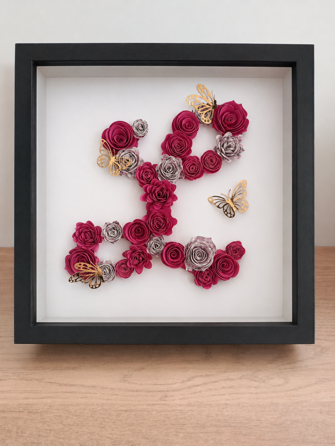 Cadre avec l'initiale du prénom recouverte de fleurs en papier roulées à la main - L'atelier de Tatoune